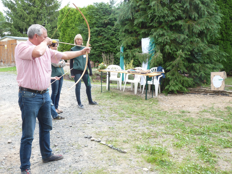 Bürgermeister Volker Haupt beim Bogenschießen